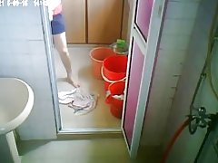 Oudere nemen van een douche