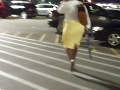 Brede heupen, milf strakke gele rok...