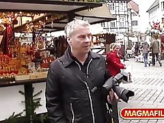 Eva krijgt kont afgedroogd