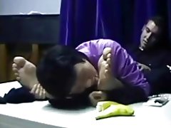 Chinese milf aanbidt mannelijke voeten