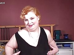 Grote amateur oma met favoriete zwarte speelgoed