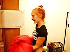 Tiener reinigt je pik