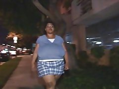 Enorme zwarte teef wordt geneukt en eet cumload