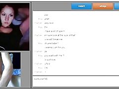 Schattige dame tonen tieten, en diep zuigen haar vinger