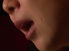 Twee meisjes en een jongen neuken terwijl anderen kijken